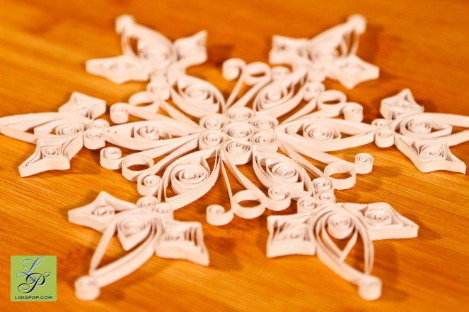 A snowflake. Quilling design by Ligia Pop.