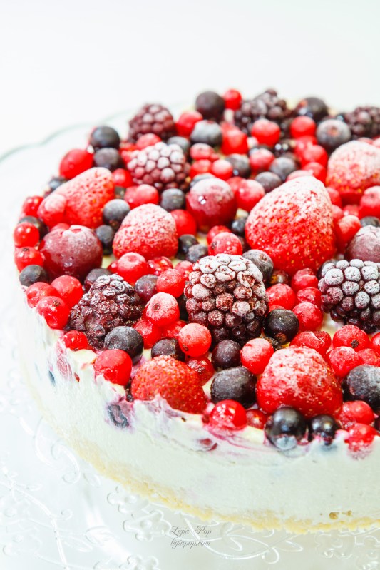 Tort din frisca cu fructe de padure