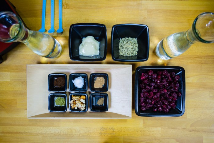 In studio, la prepararea retetei de smoothie din visine si superalimente.