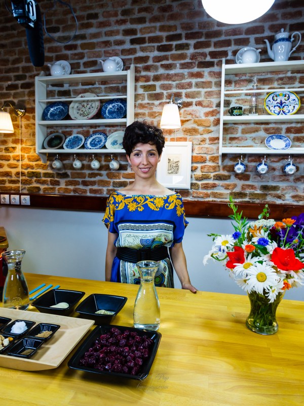 In studio, la prepararea retetei de smoothie din visine si superalimente.