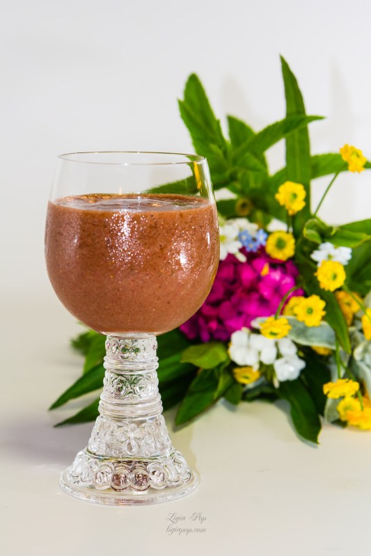 Smoothie din capsuni si superalimente