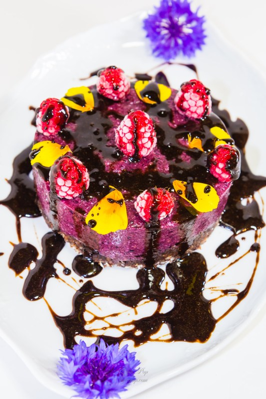 Tort raw cu ciocolata si afine, fara lapte si oua