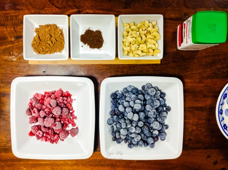 Ingrediente pentru inghetata raw din afine si zmeura